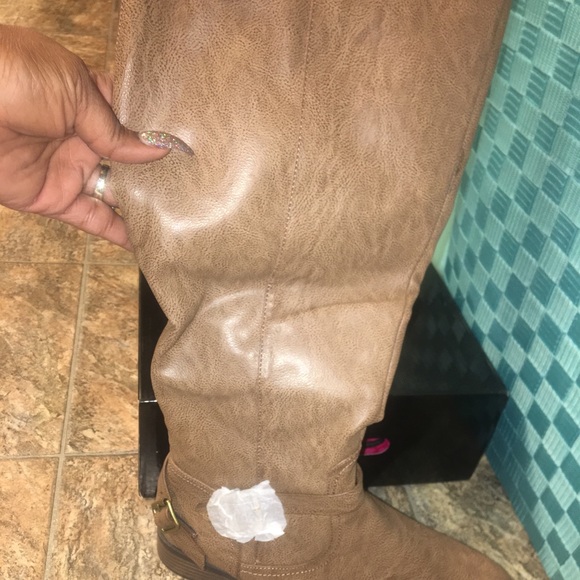 Women’s knee high boots - Picture 3 of 5